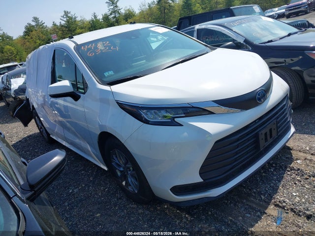 Salvage Toyota Sienna Image