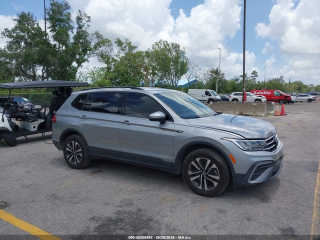 Salvage Volkswagen Tiguan Image