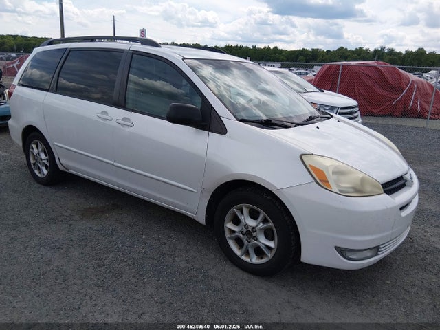 Salvage Toyota Sienna Image