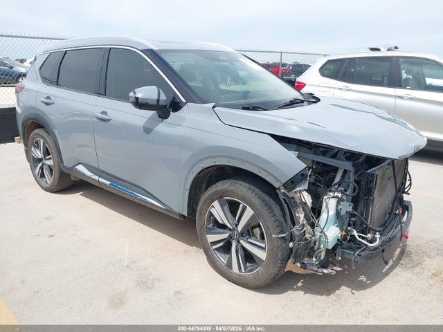 Salvage Nissan Rogue Image