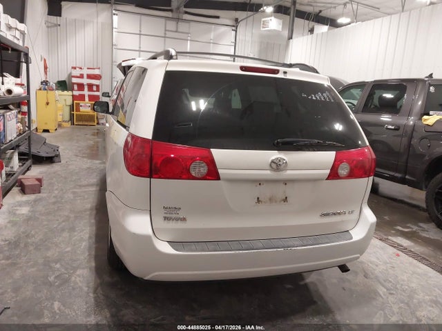Toyota Sienna Le