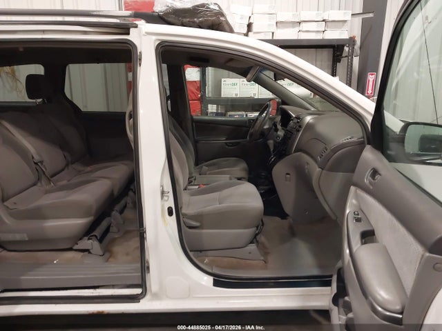 Toyota Sienna Le