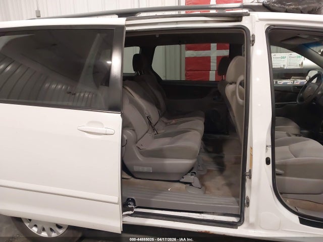 Toyota Sienna Le