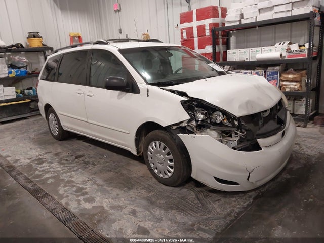 Salvage Toyota Sienna Image