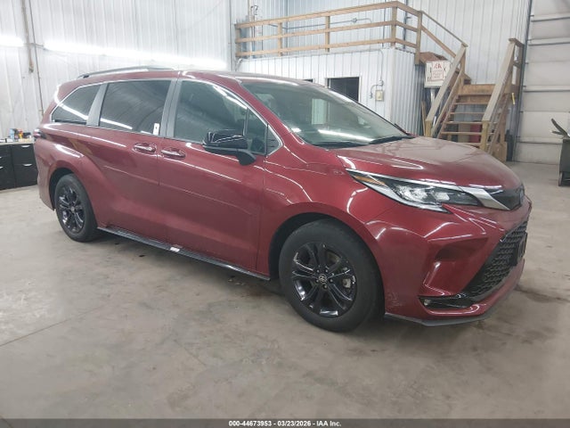 Salvage Toyota Sienna Image