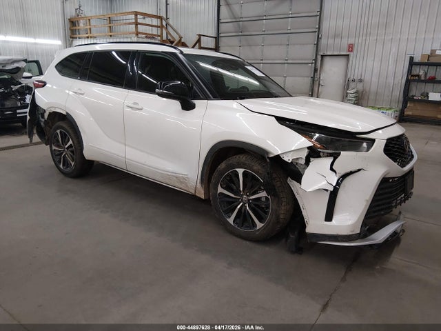 Salvage Toyota Highlander Image
