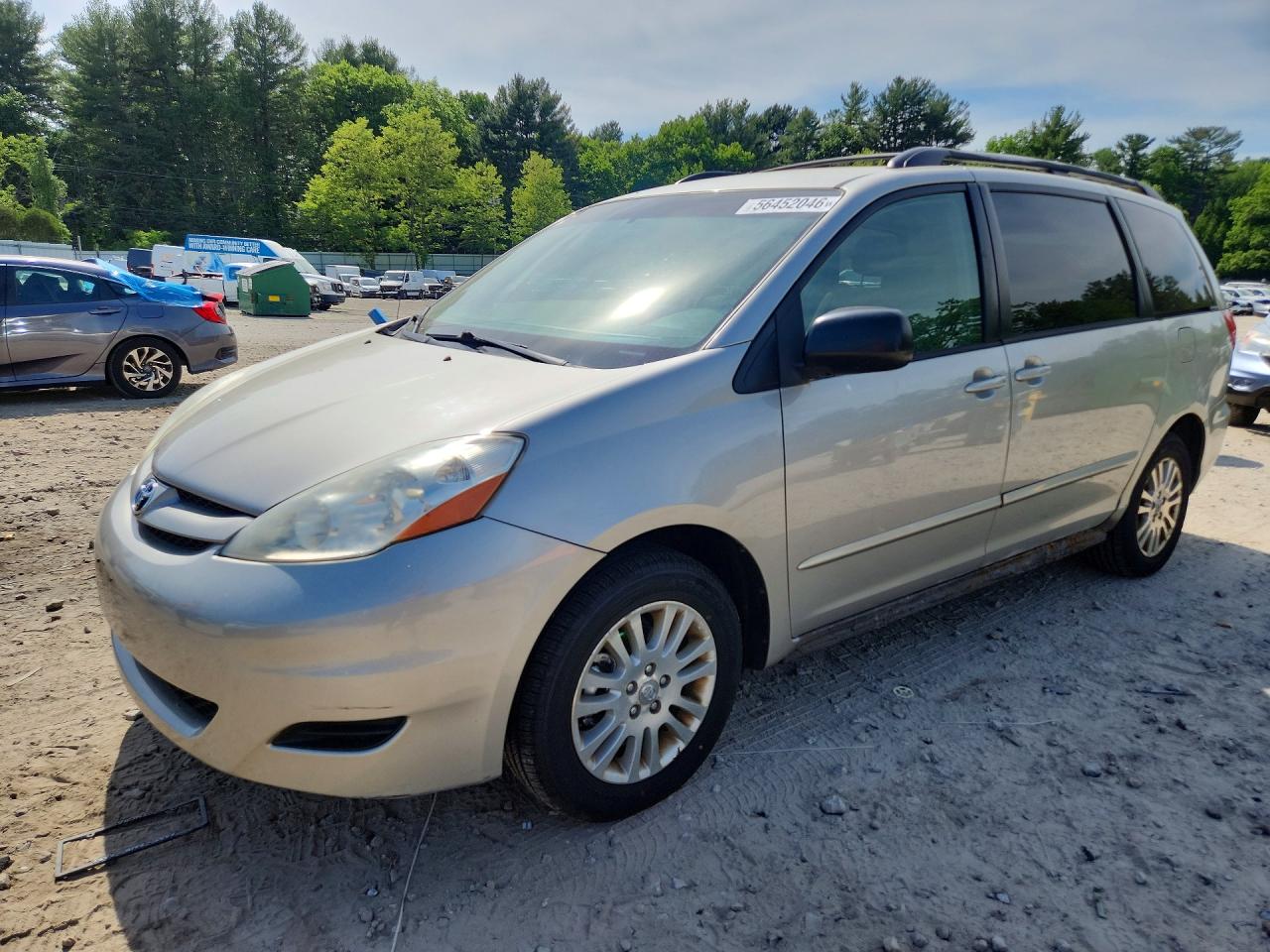 Salvage Toyota Sienna Image