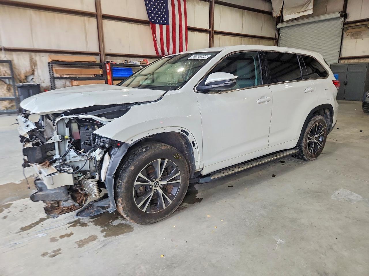 Salvage Toyota Highlander Image