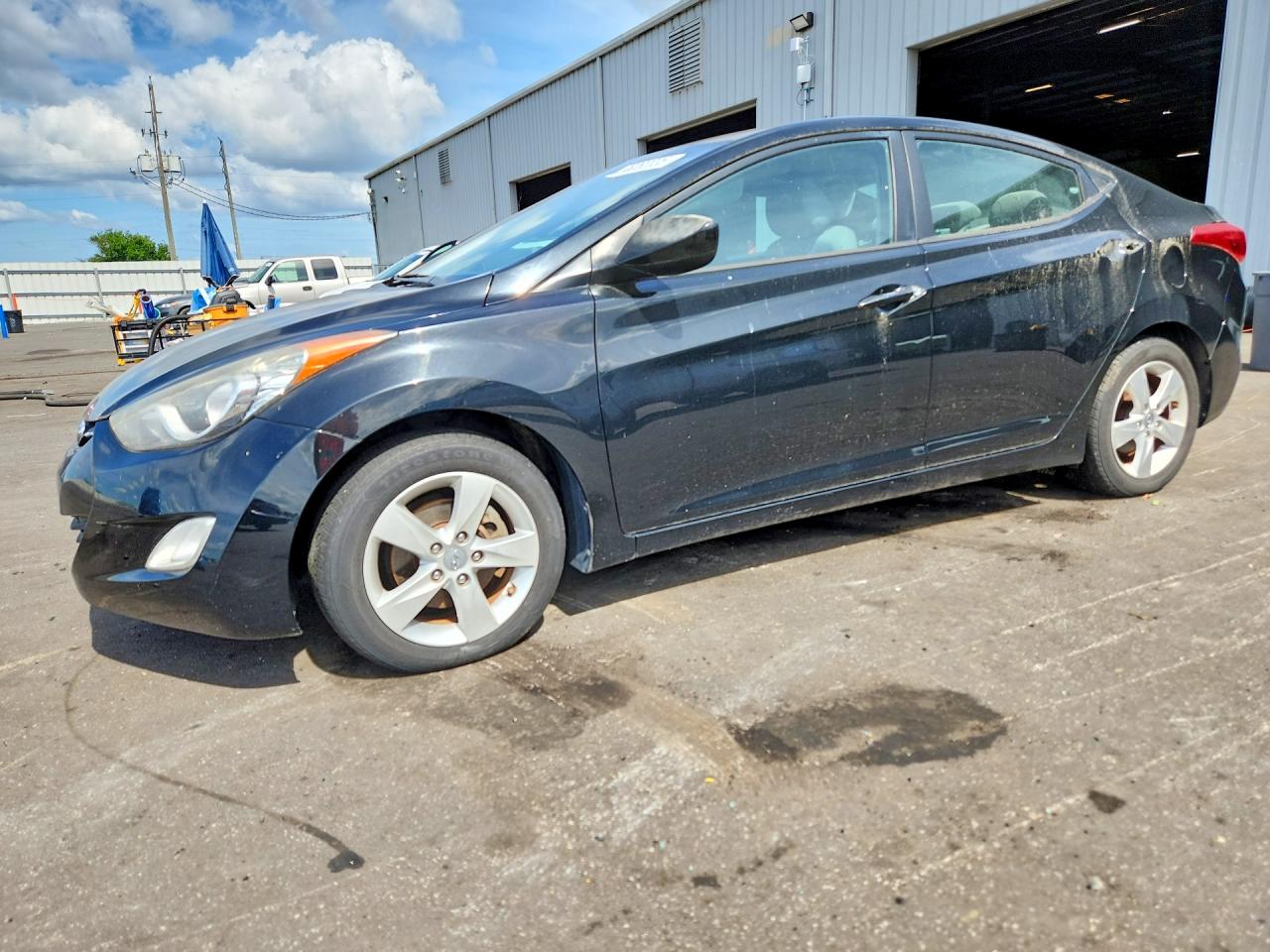 Salvage Hyundai ELANTRA Image