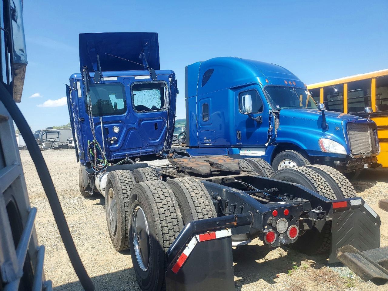 Freigliner Cascadia 126