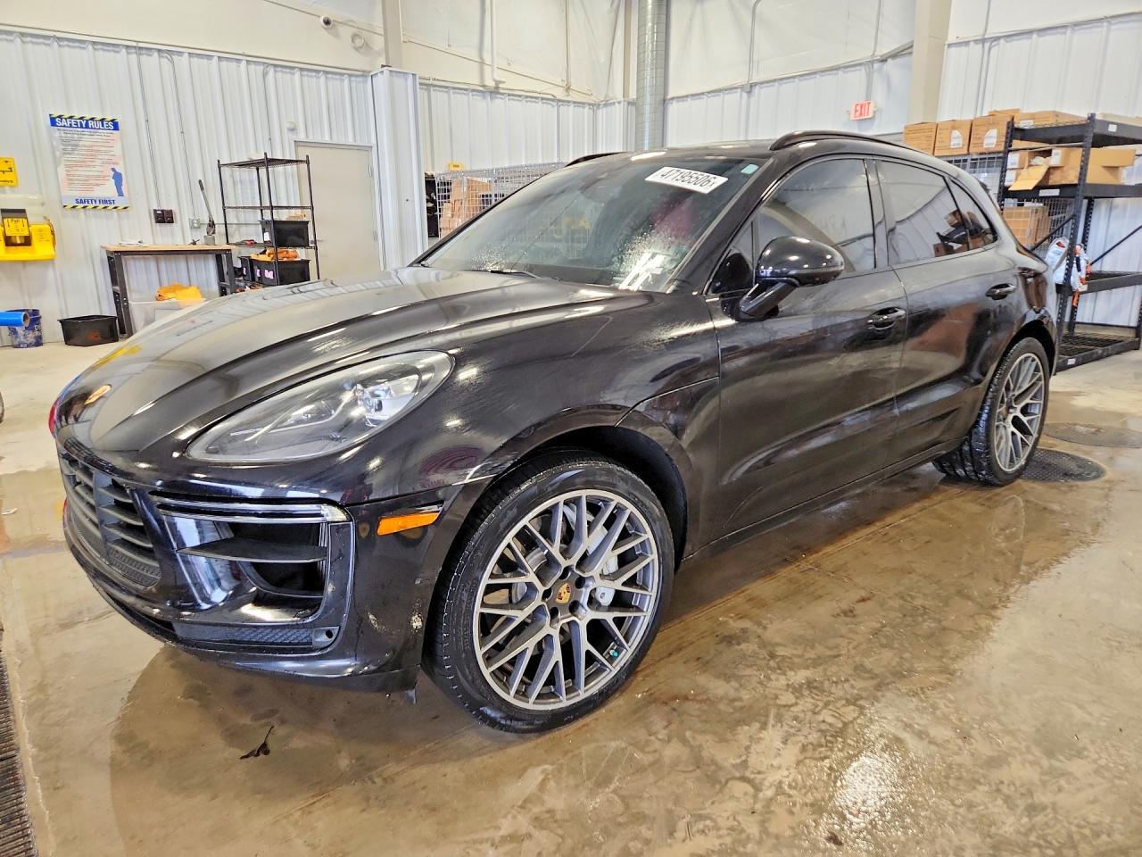 Salvage Porsche Macan Image