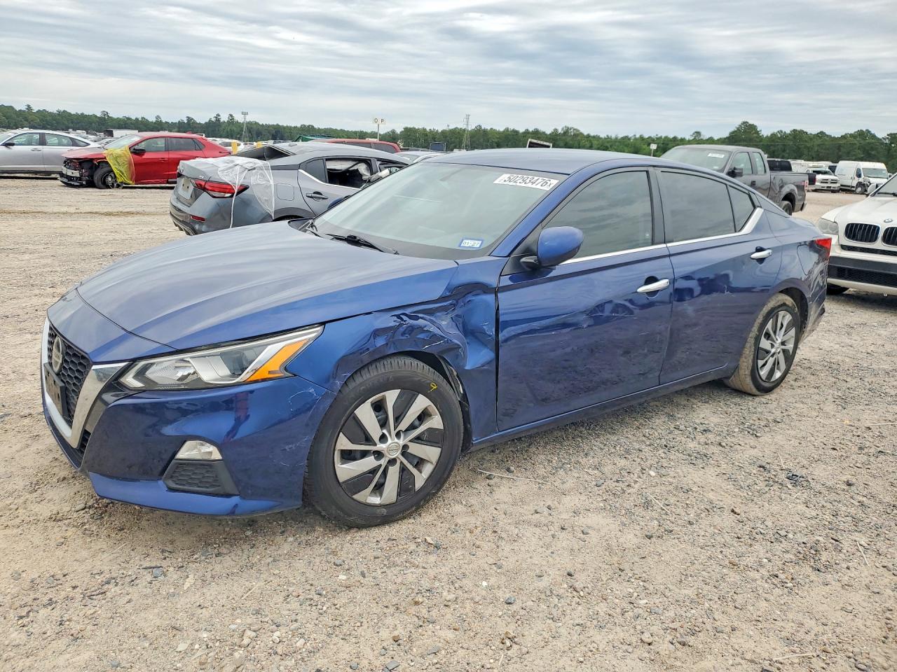 Salvage Nissan Altima Image