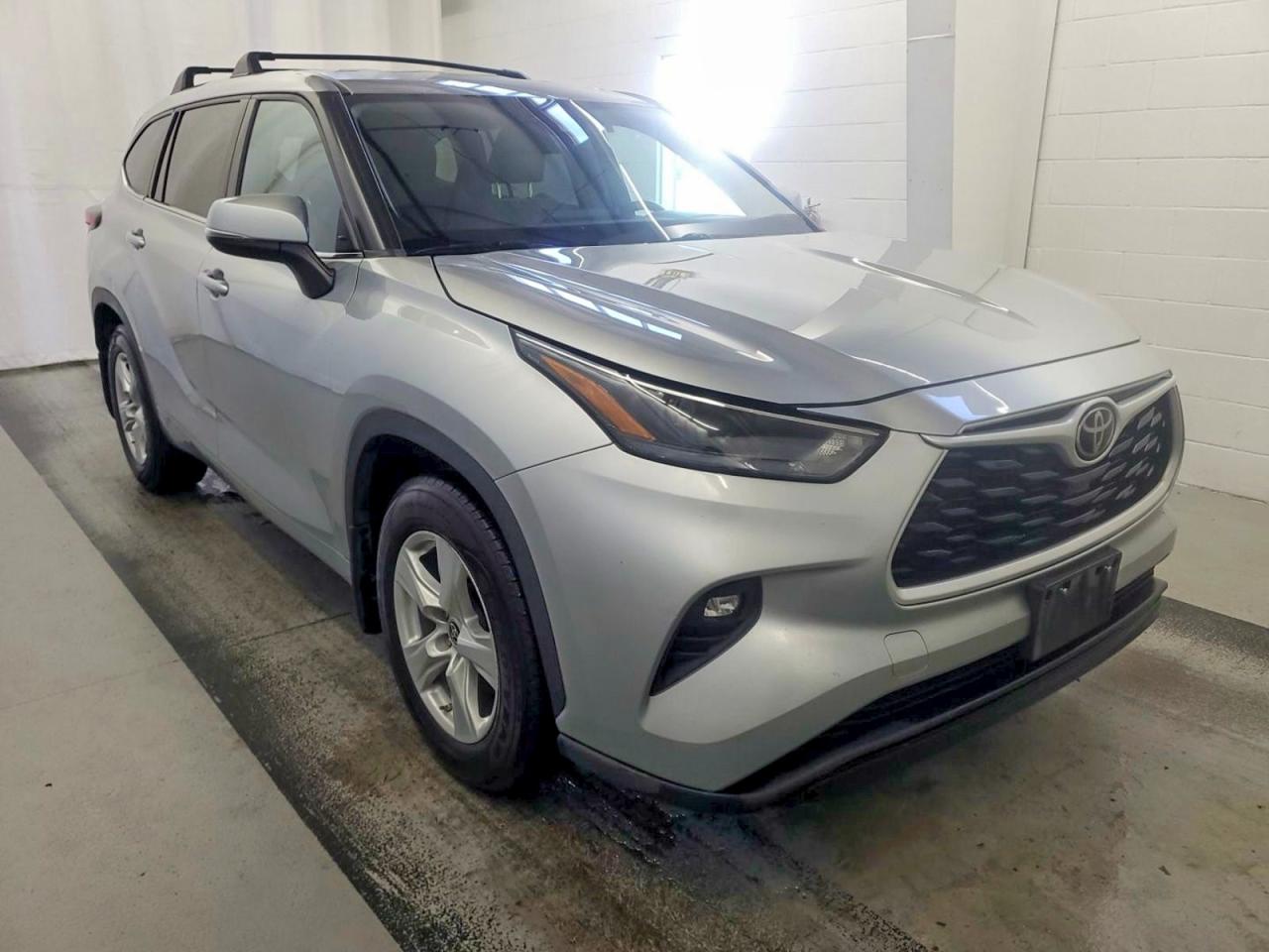 Salvage Toyota Highlander Image