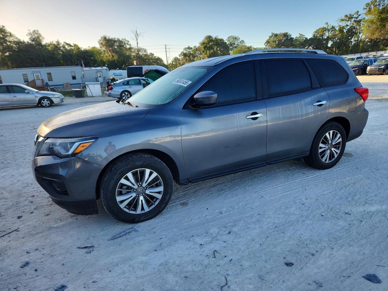 Salvage Nissan Pathfinder Image