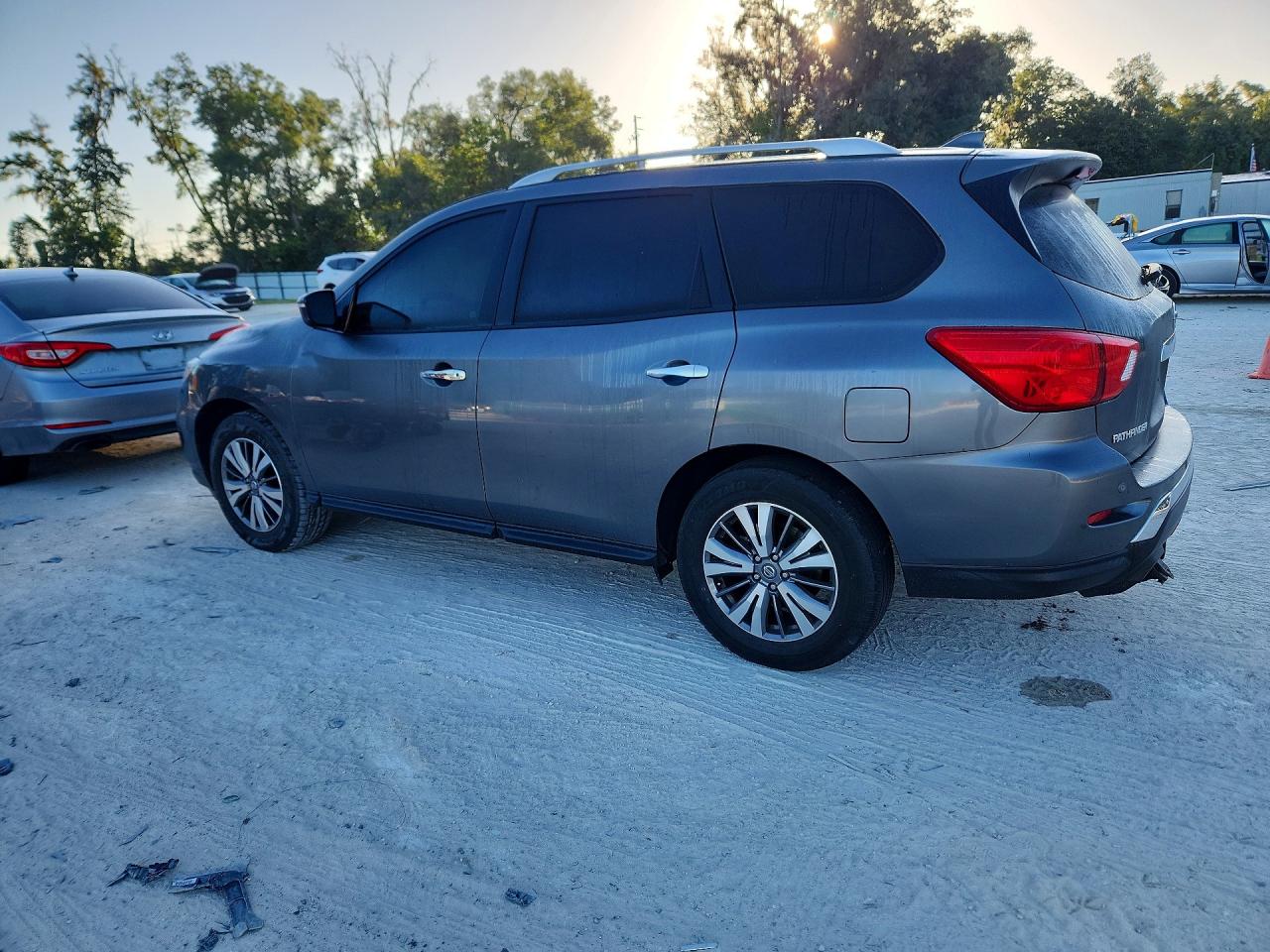 Nissan Pathfinder Sv