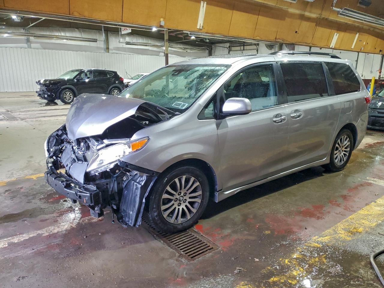 Salvage Toyota Sienna Image