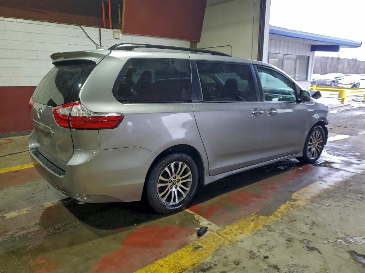 Toyota Sienna Xle 8-passenger