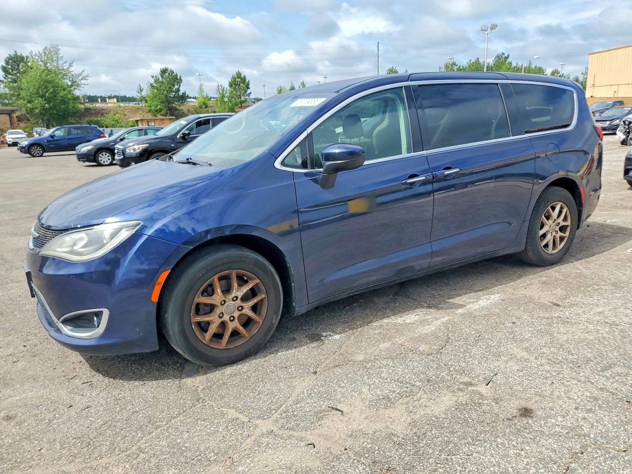 Salvage Chrysler Pacifica Image