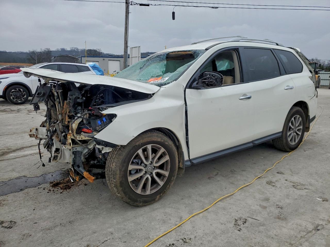 Salvage Nissan Pathfinder Image