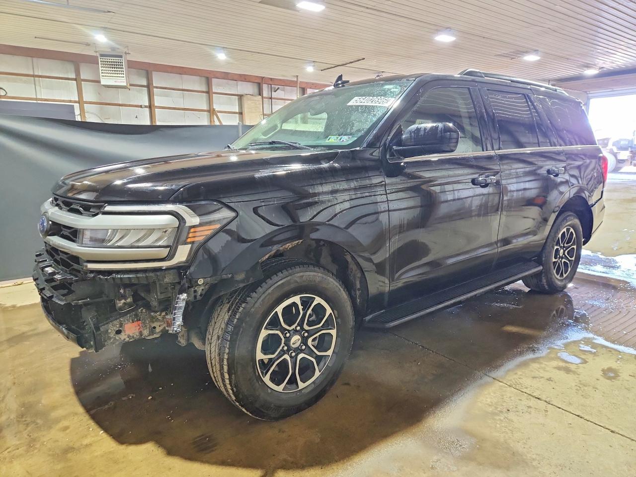 Salvage Ford Expedition Image