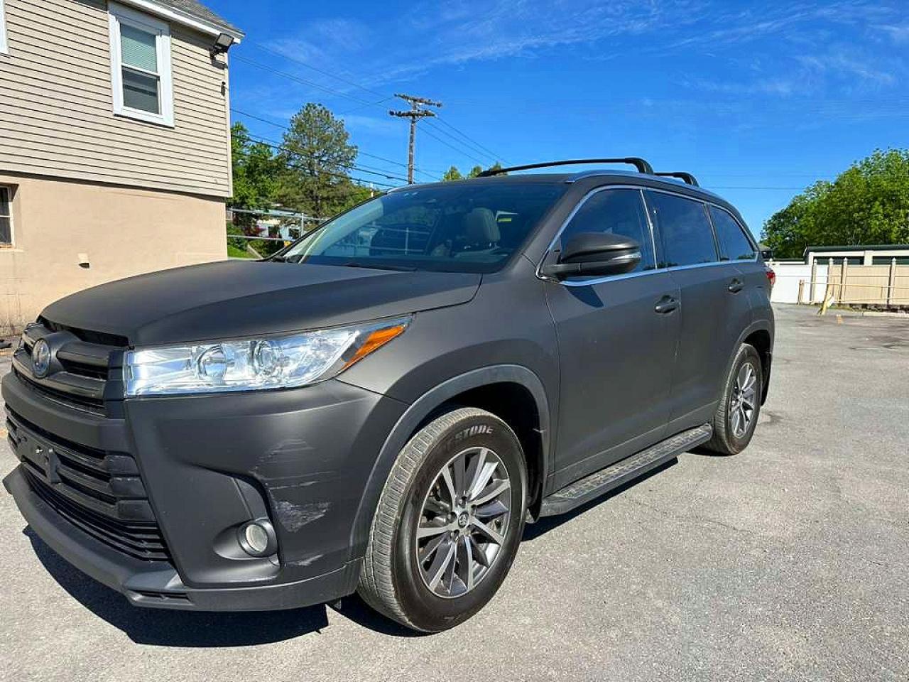 Salvage Toyota Highlander Image