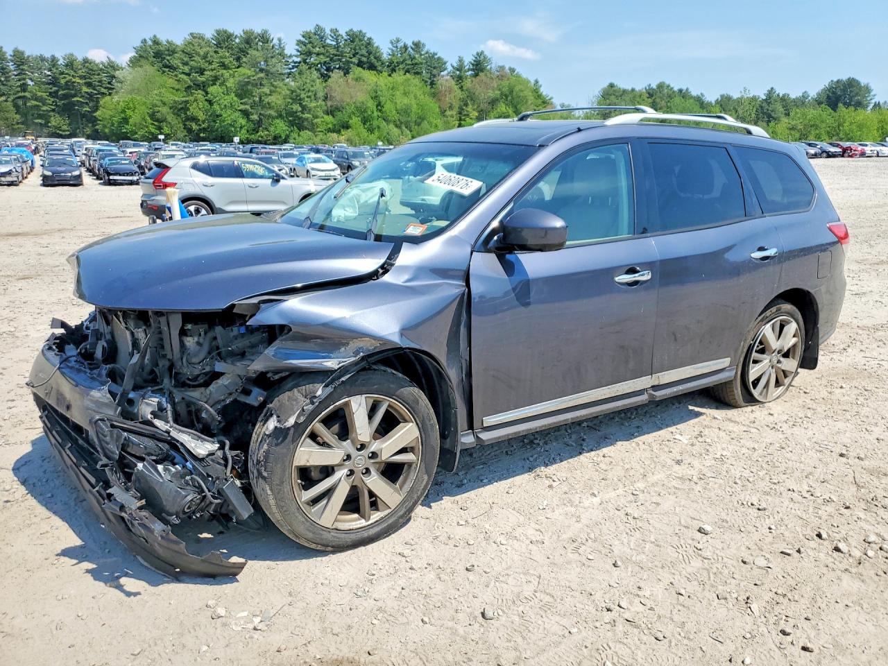 Salvage Nissan Pathfinder Image