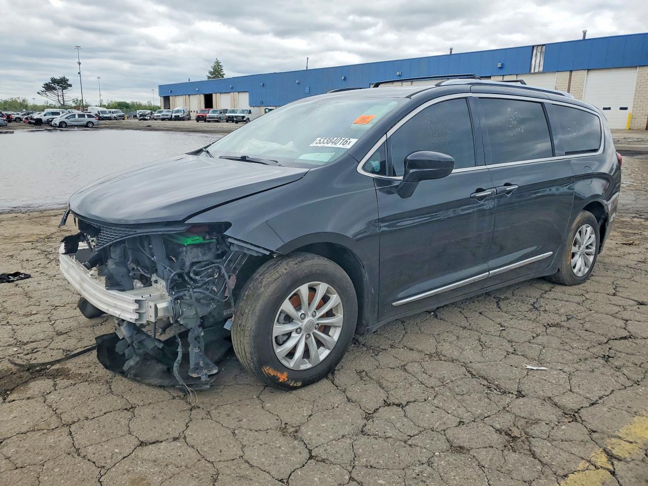 Salvage Chrysler Pacifica Image