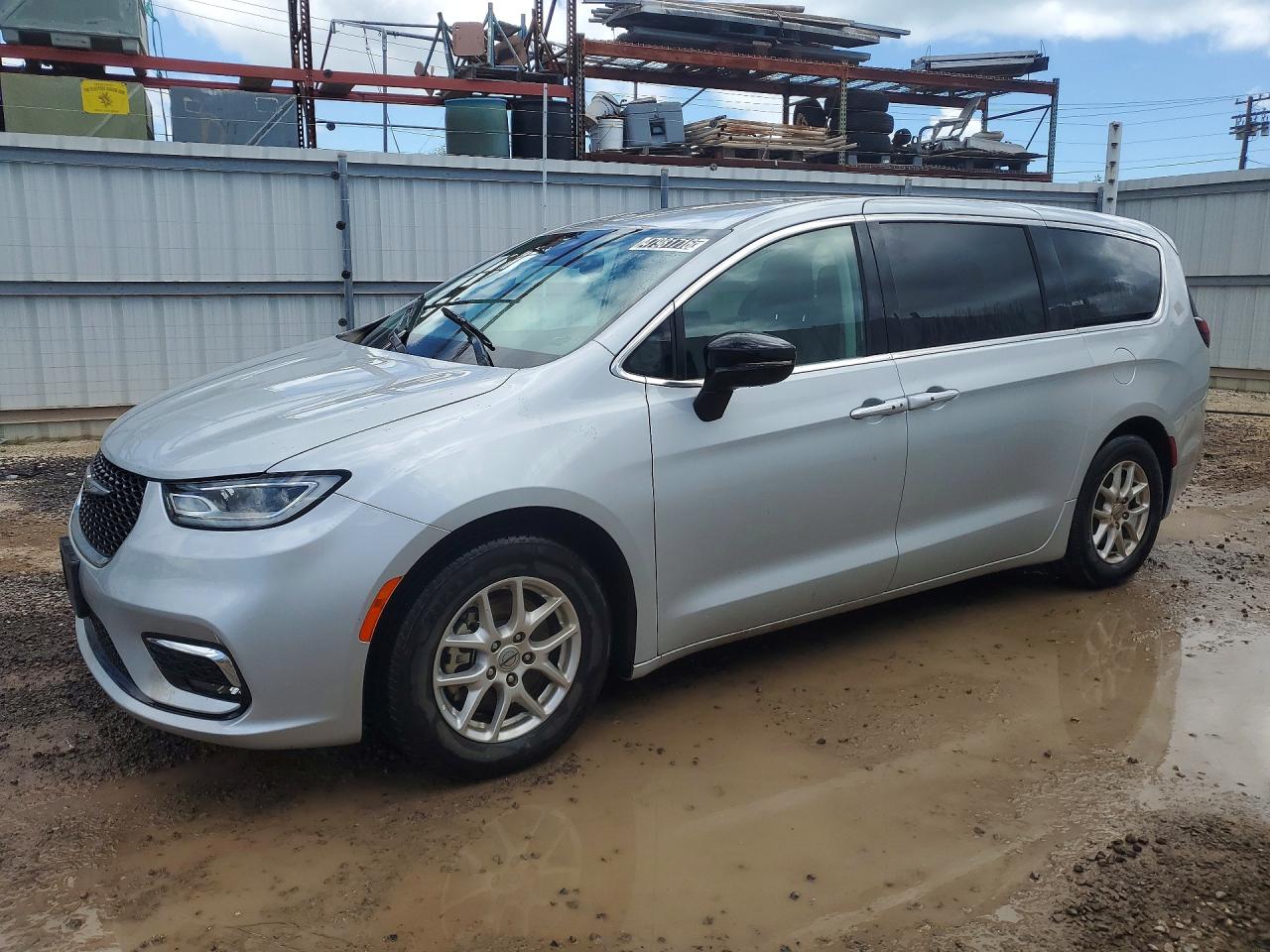 Salvage Chrysler Pacifica Image