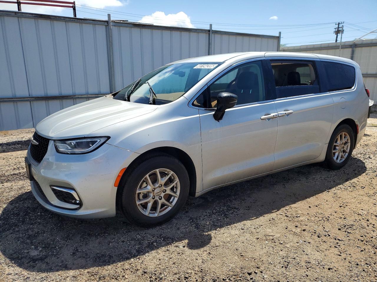 Salvage Chrysler Pacifica Image