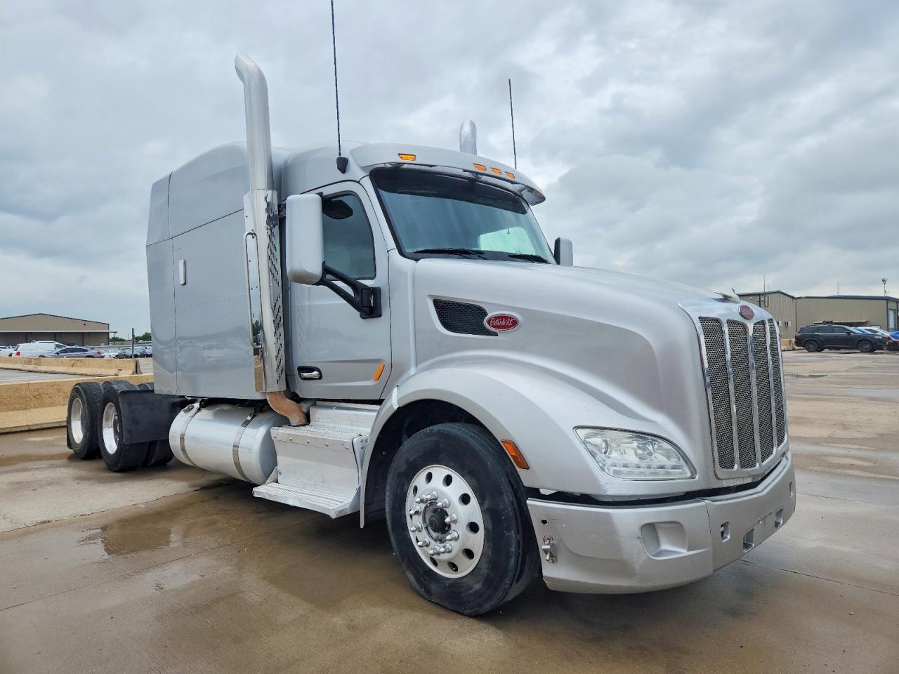 Salvage Peterbilt 579 Image