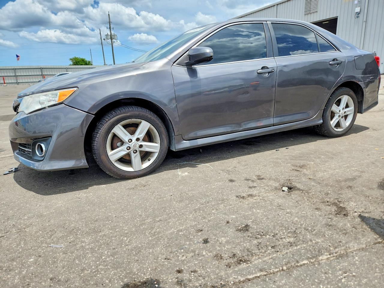 Salvage Toyota Camry Image