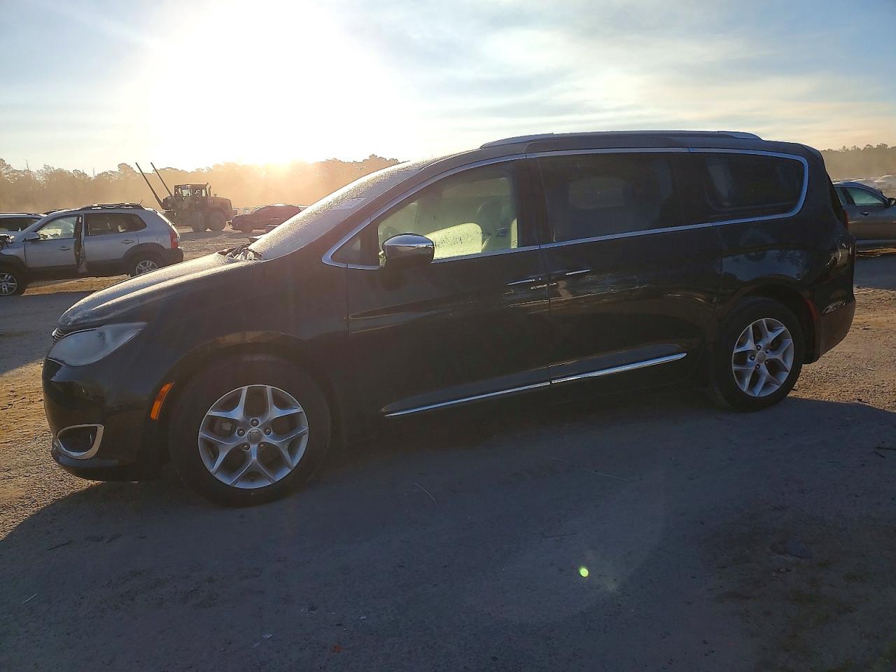 Salvage Chrysler Pacifica Image