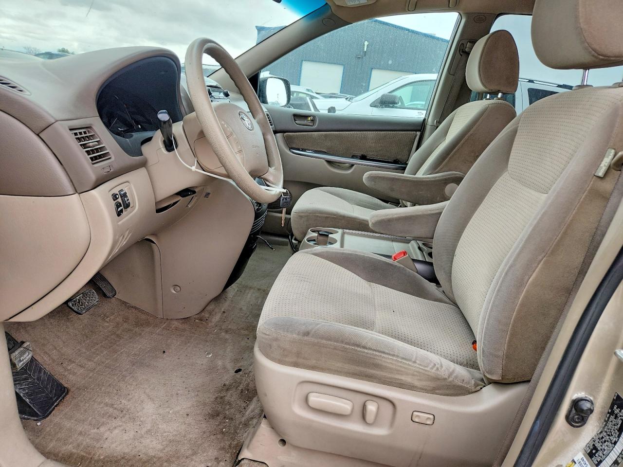 Toyota Sienna Le 8-passenger