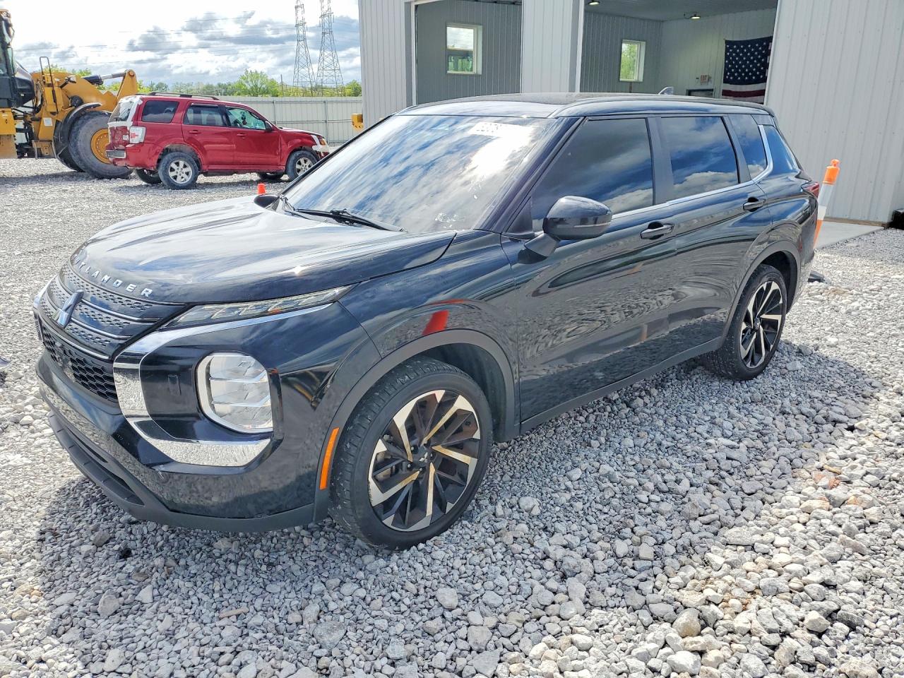 Salvage Mitsubishi Outlander Image