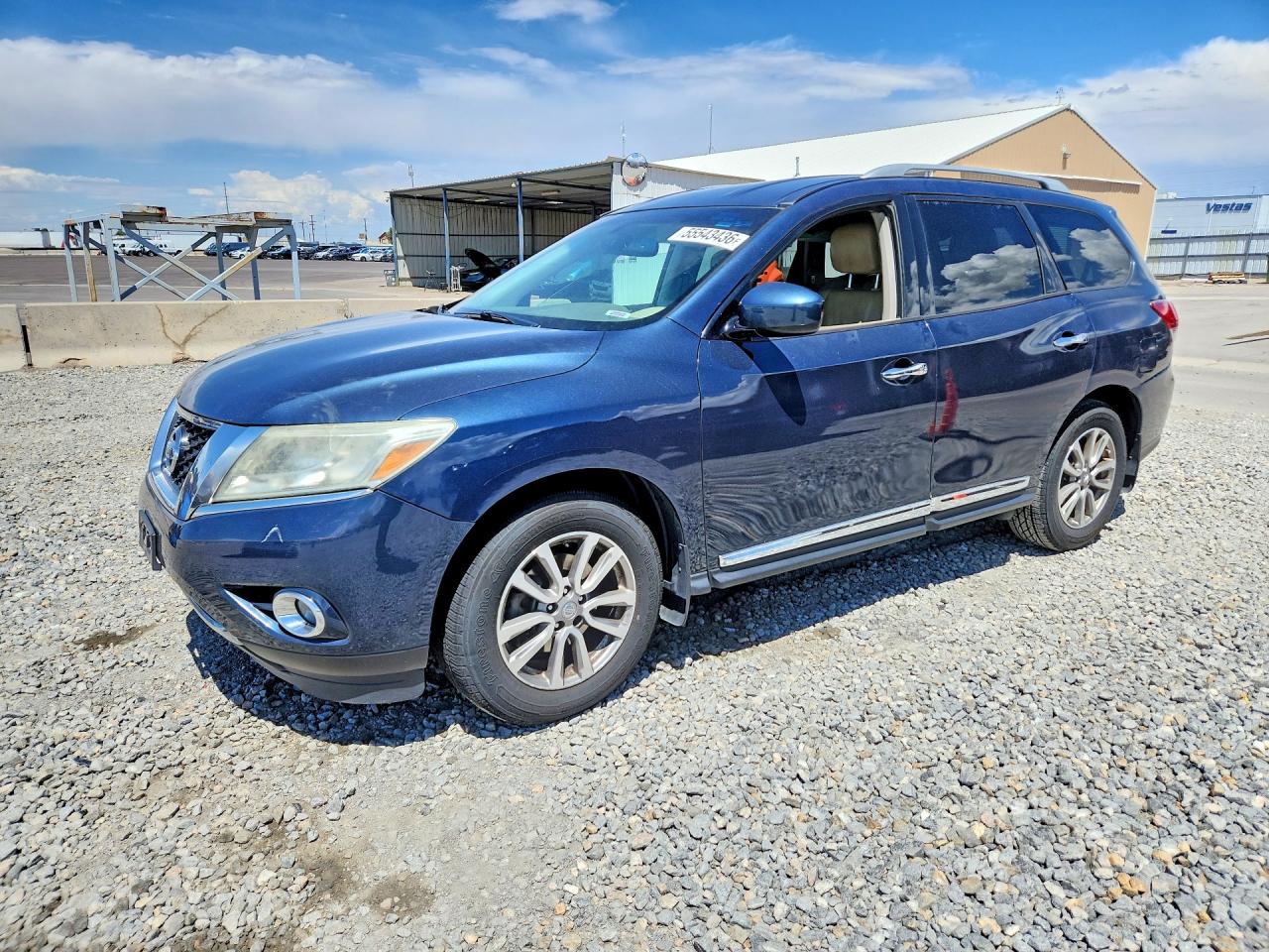 Salvage Nissan Pathfinder Image