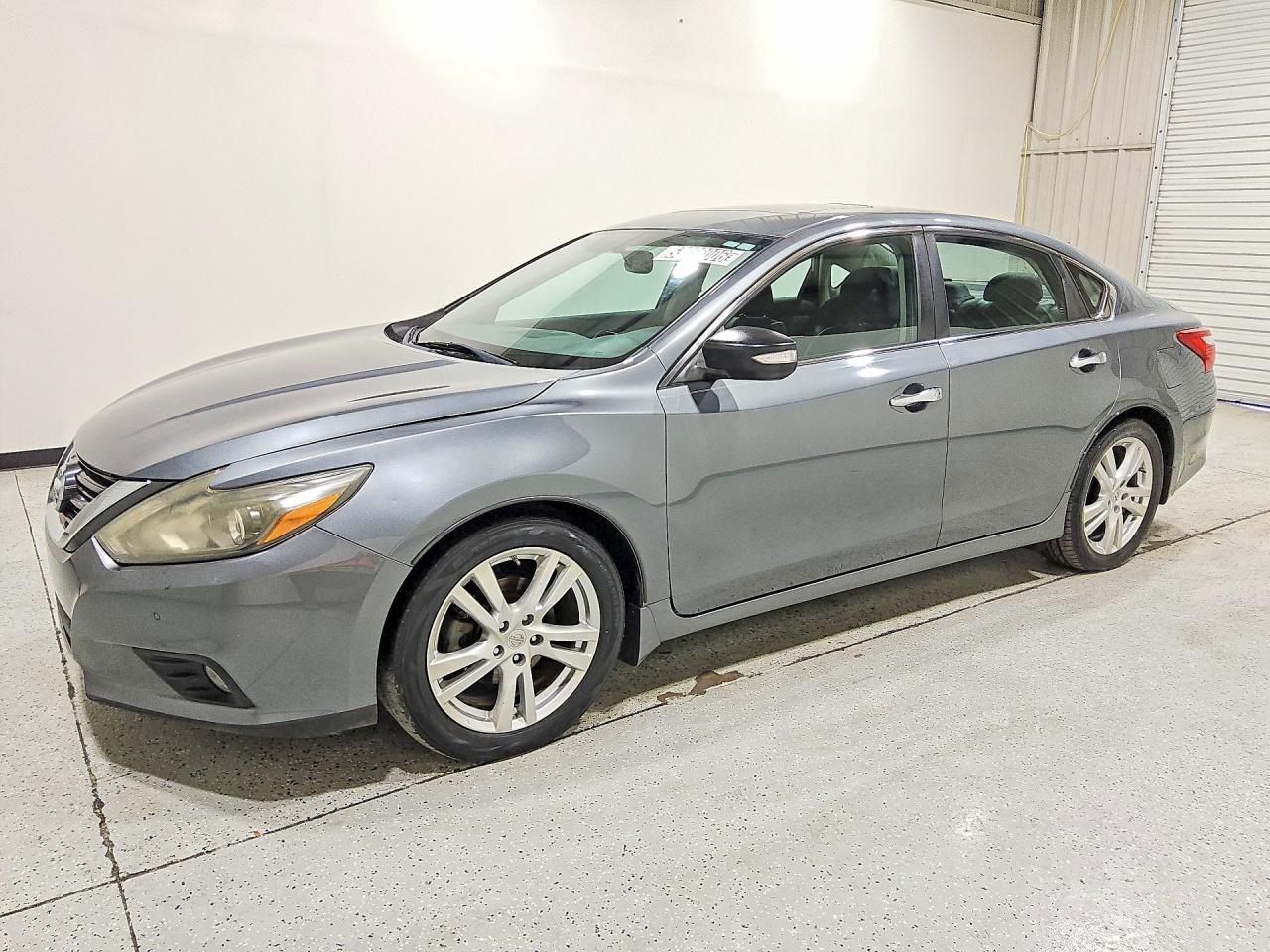 Salvage Nissan Altima Image