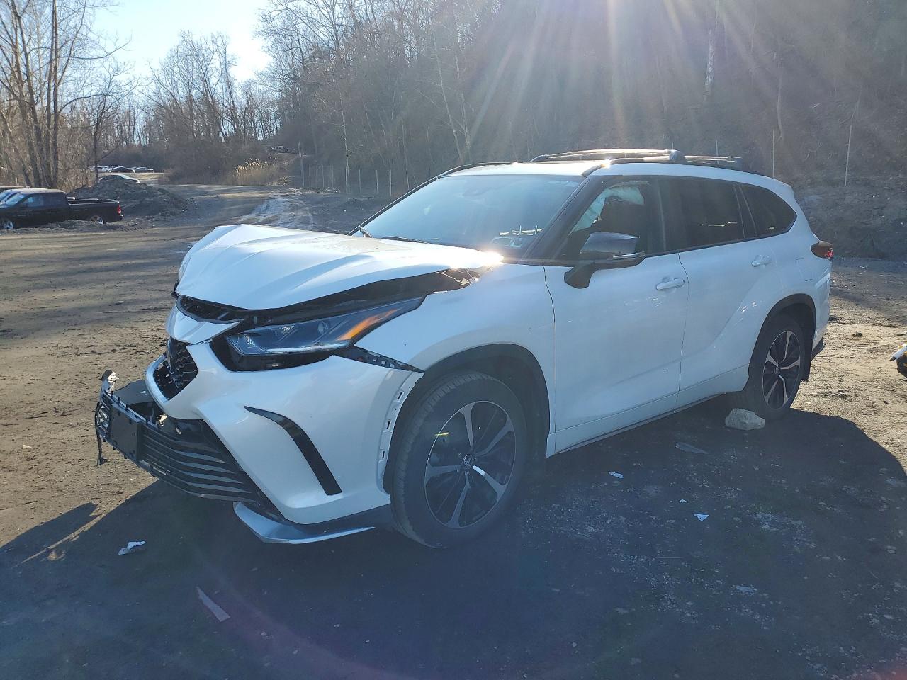 Salvage Toyota Highlander Image