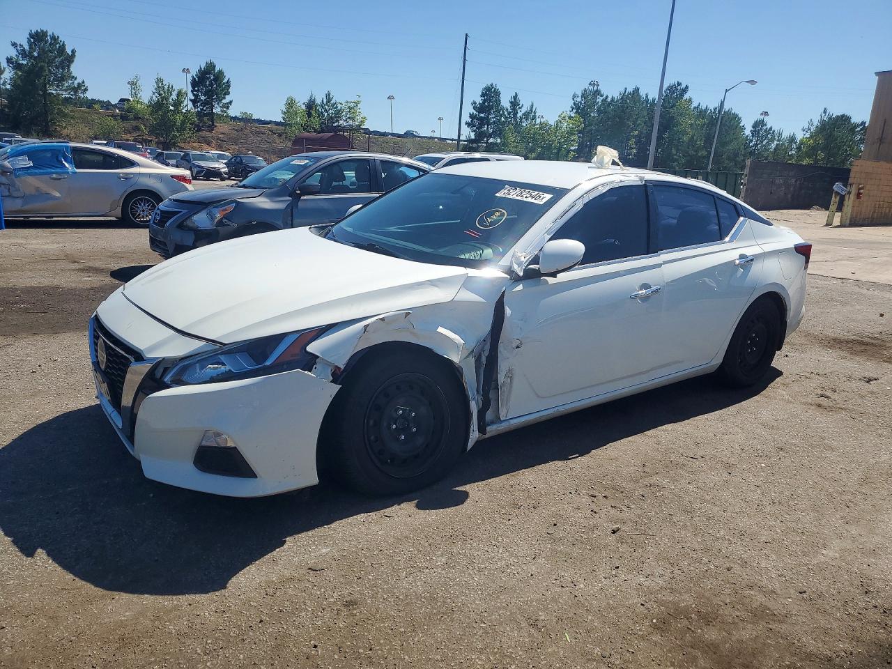 Salvage Nissan Altima Image