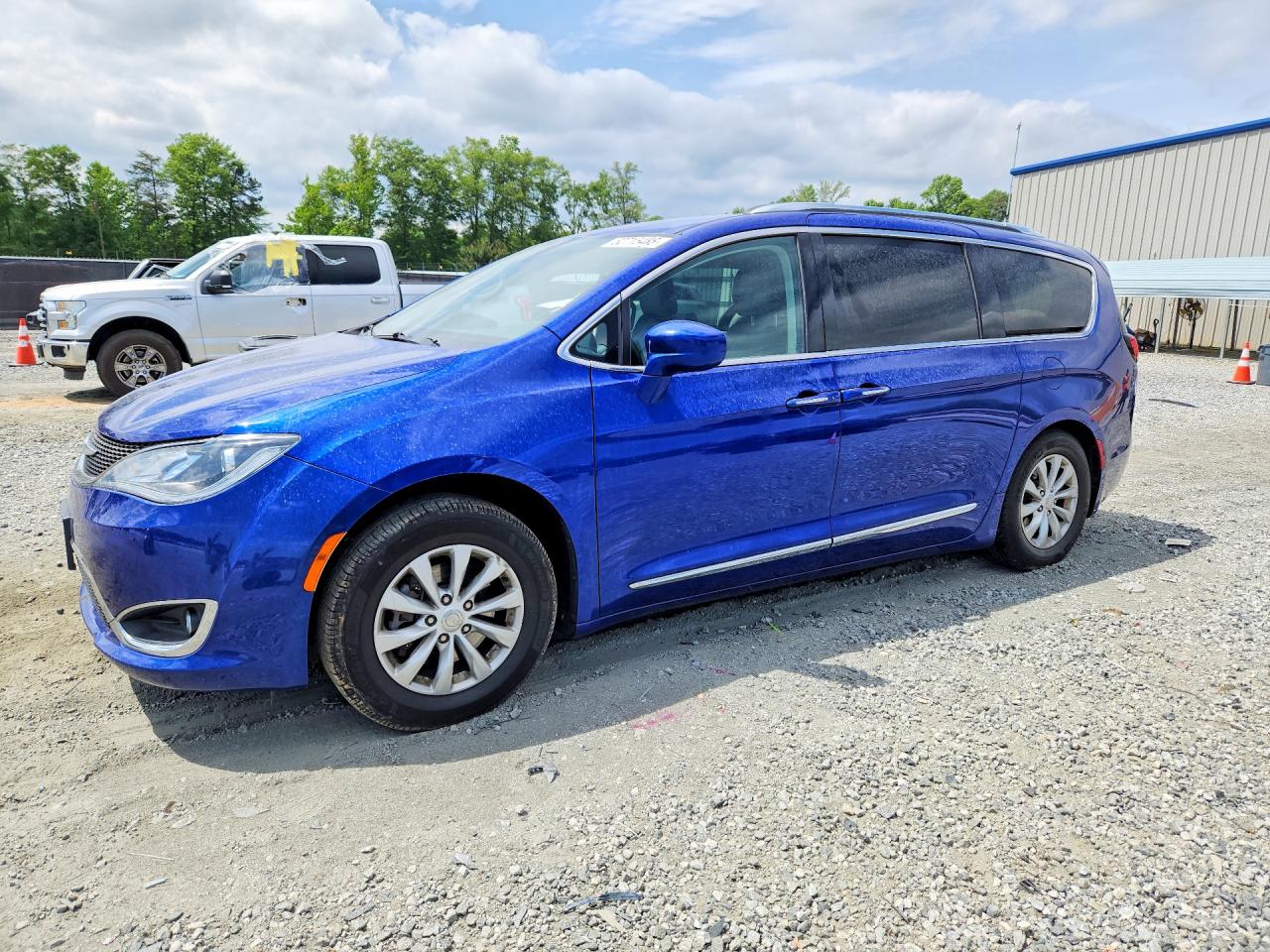Salvage Chrysler Pacifica Image