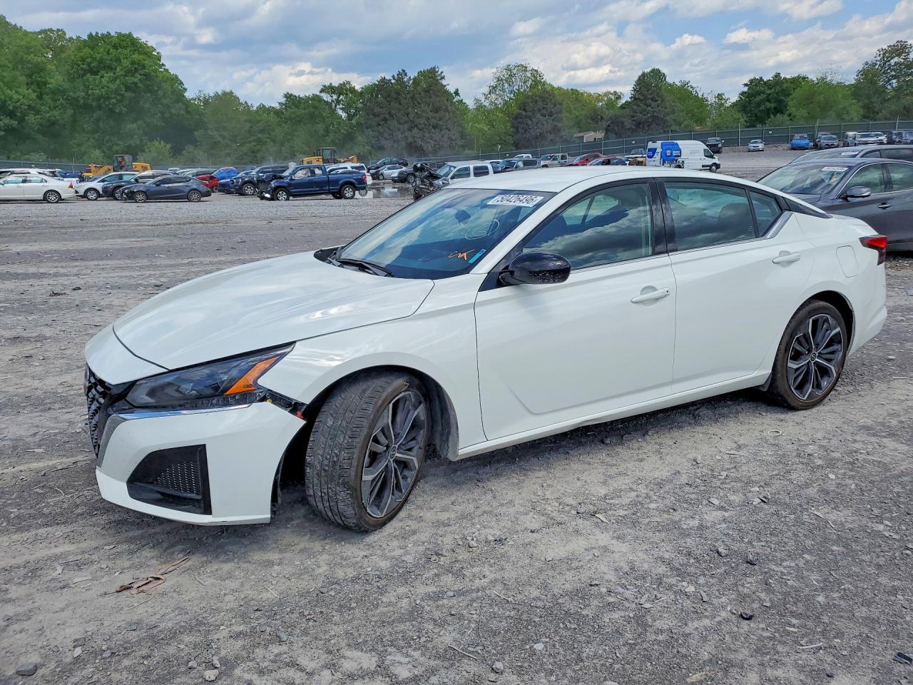 Salvage Nissan Altima Image