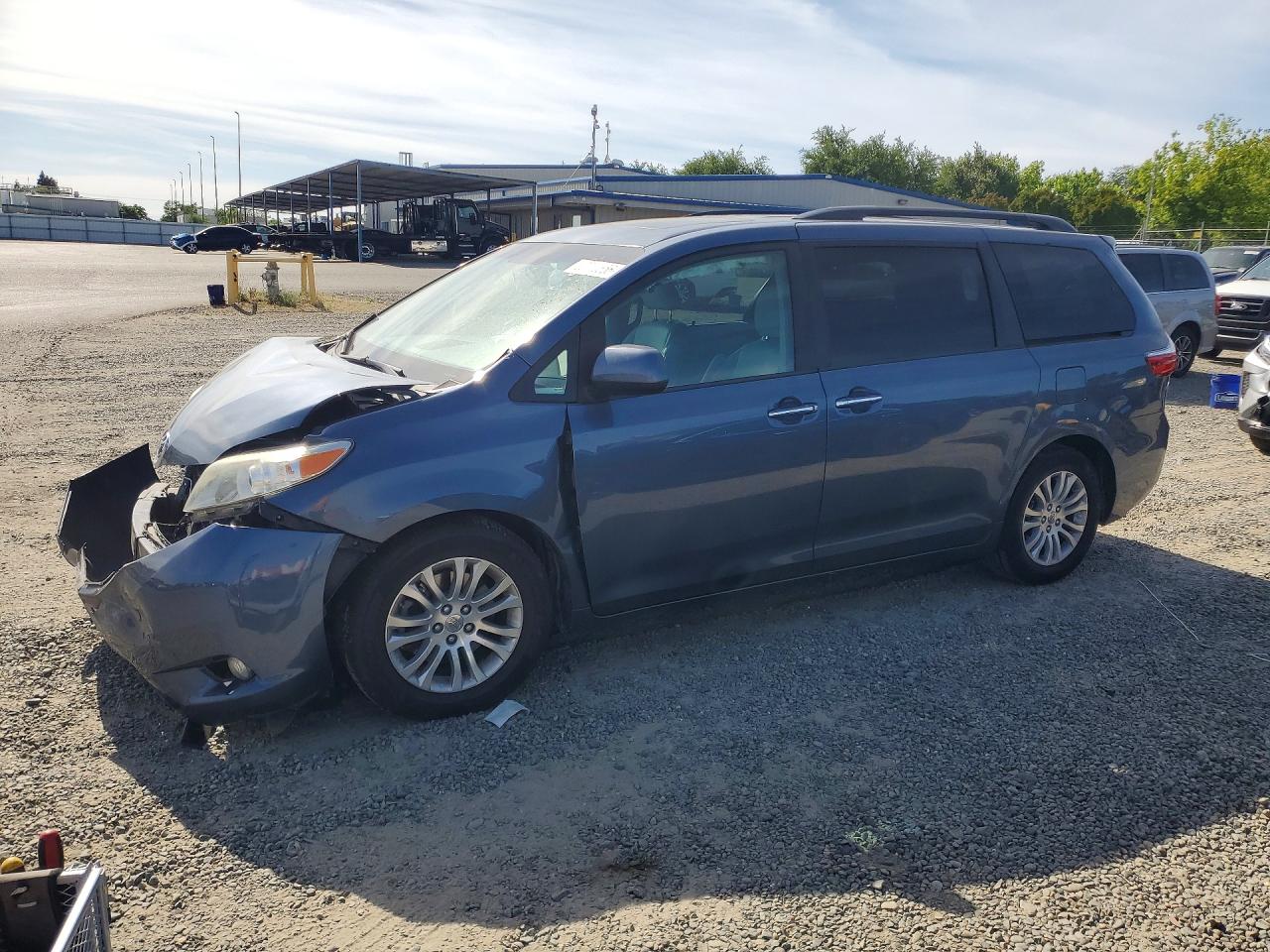 Salvage Toyota Sienna Image
