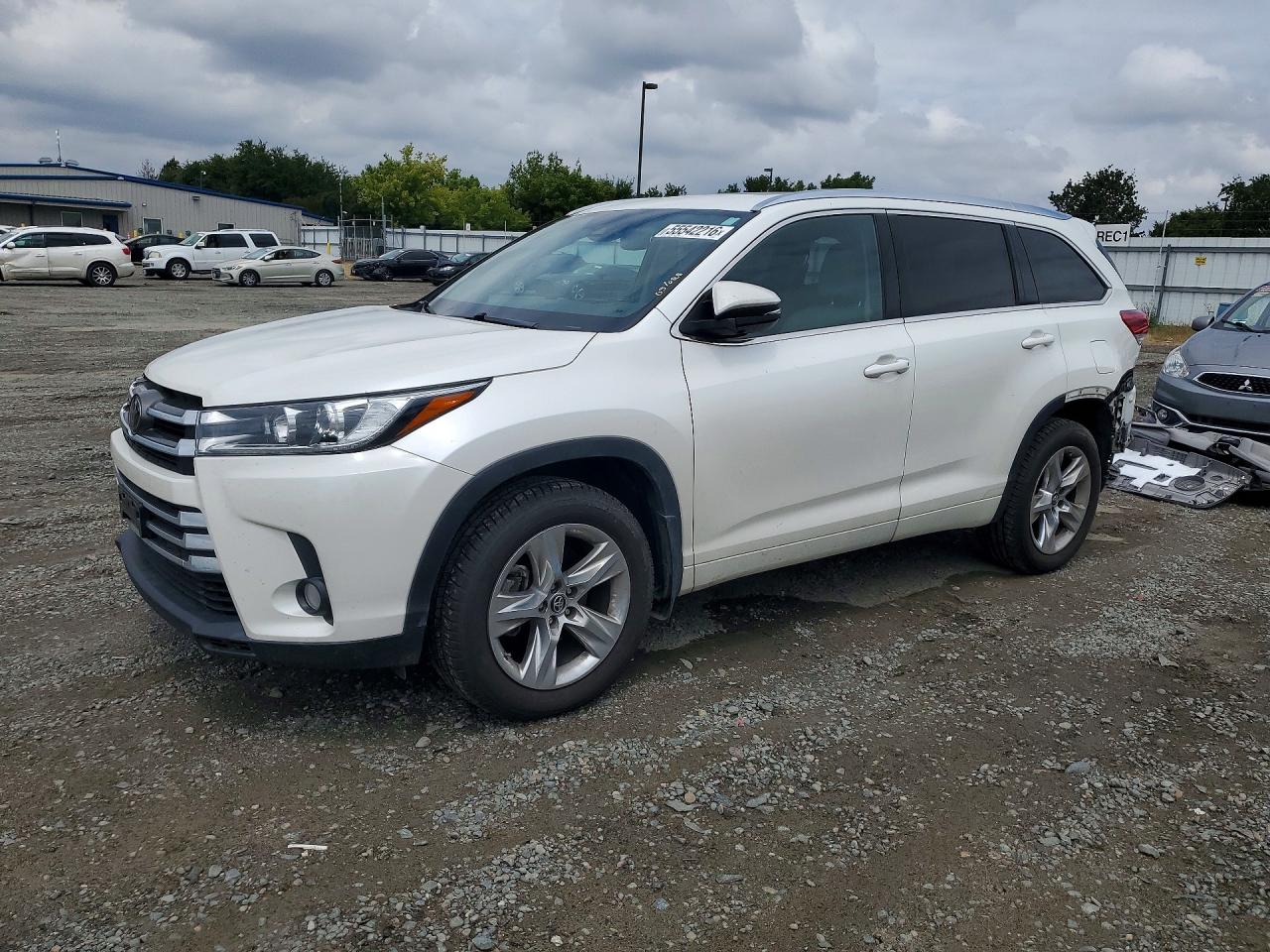 Salvage Toyota Highlander Image