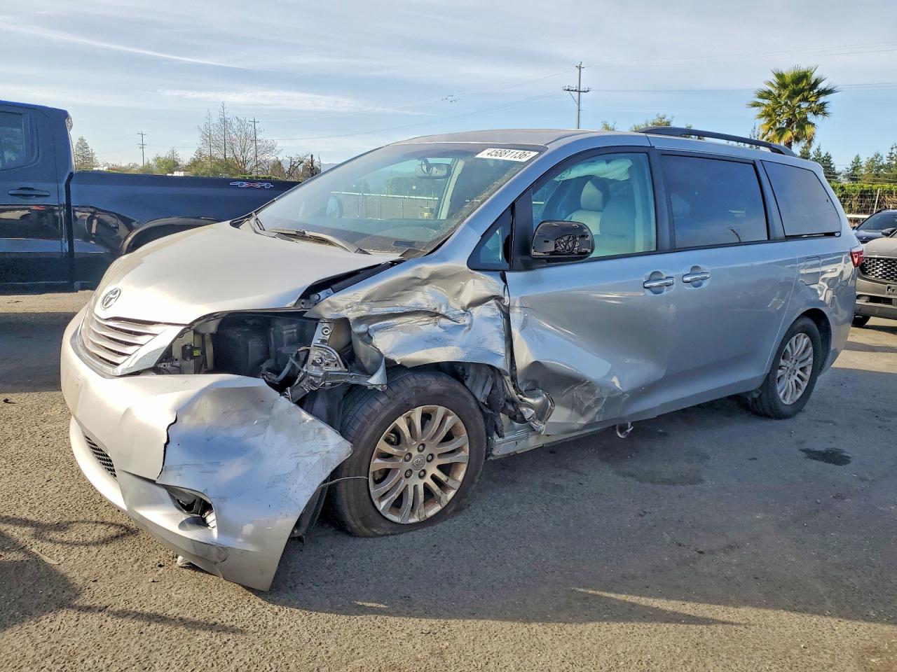 Salvage Toyota Sienna Image