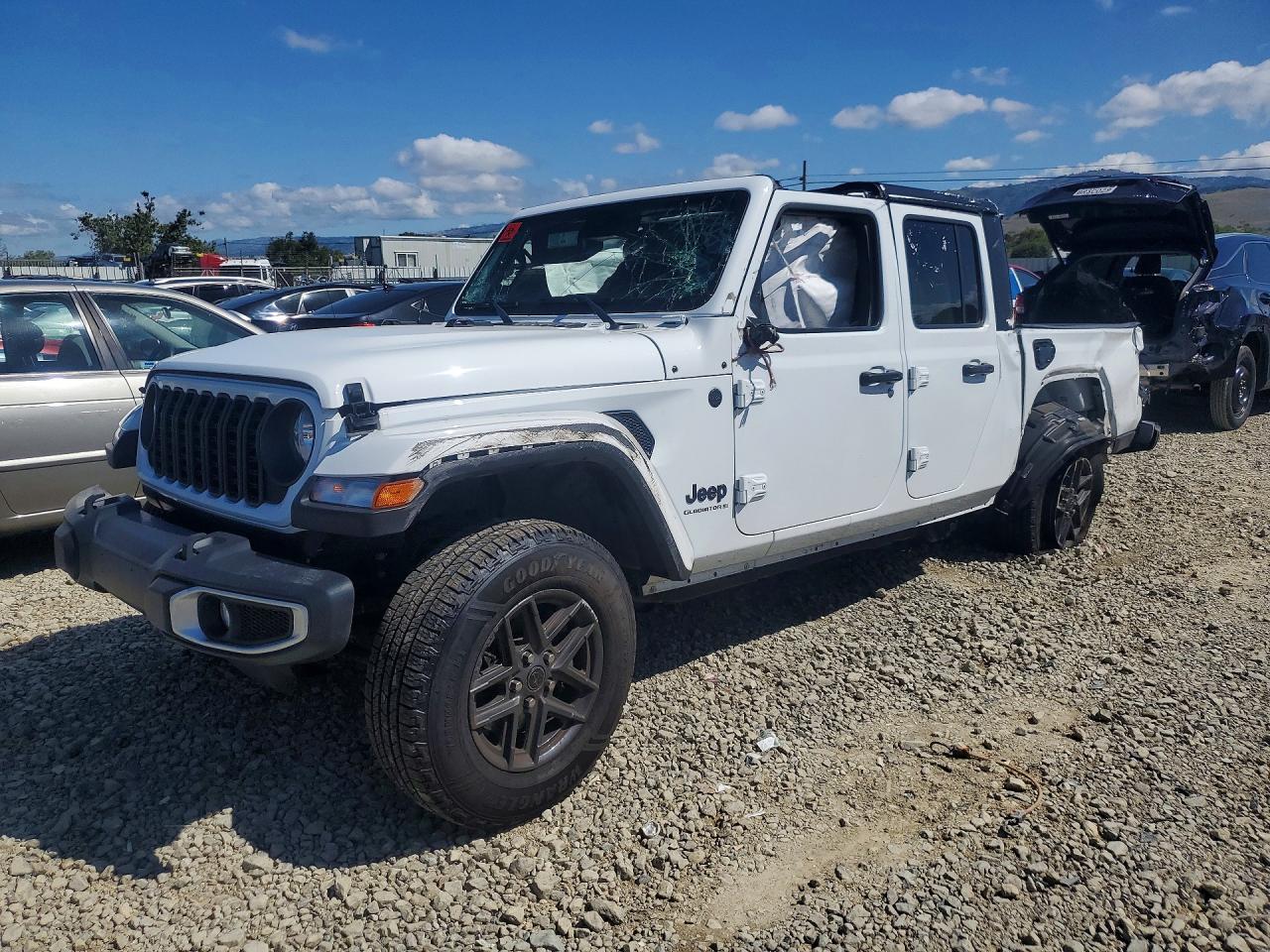 Salvage Jeep Gladiator Image