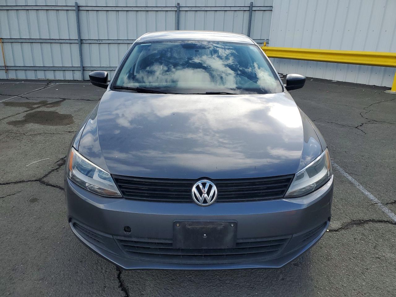 Volkswagen Jetta Base
