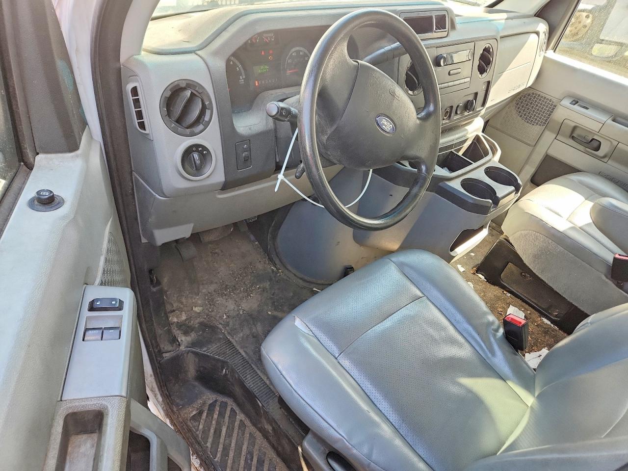 Ford Econoline E450 Super Duty Cutaway Van
