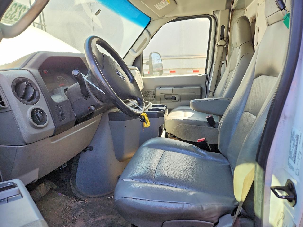 Ford Econoline E450 Super Duty Cutaway Van