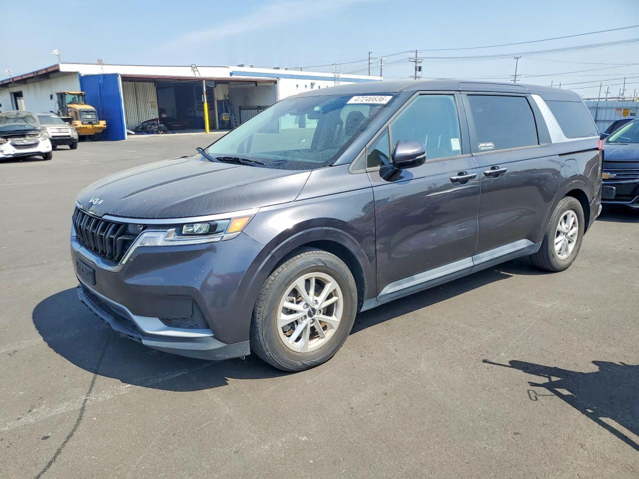 Salvage Kia Carnival Image