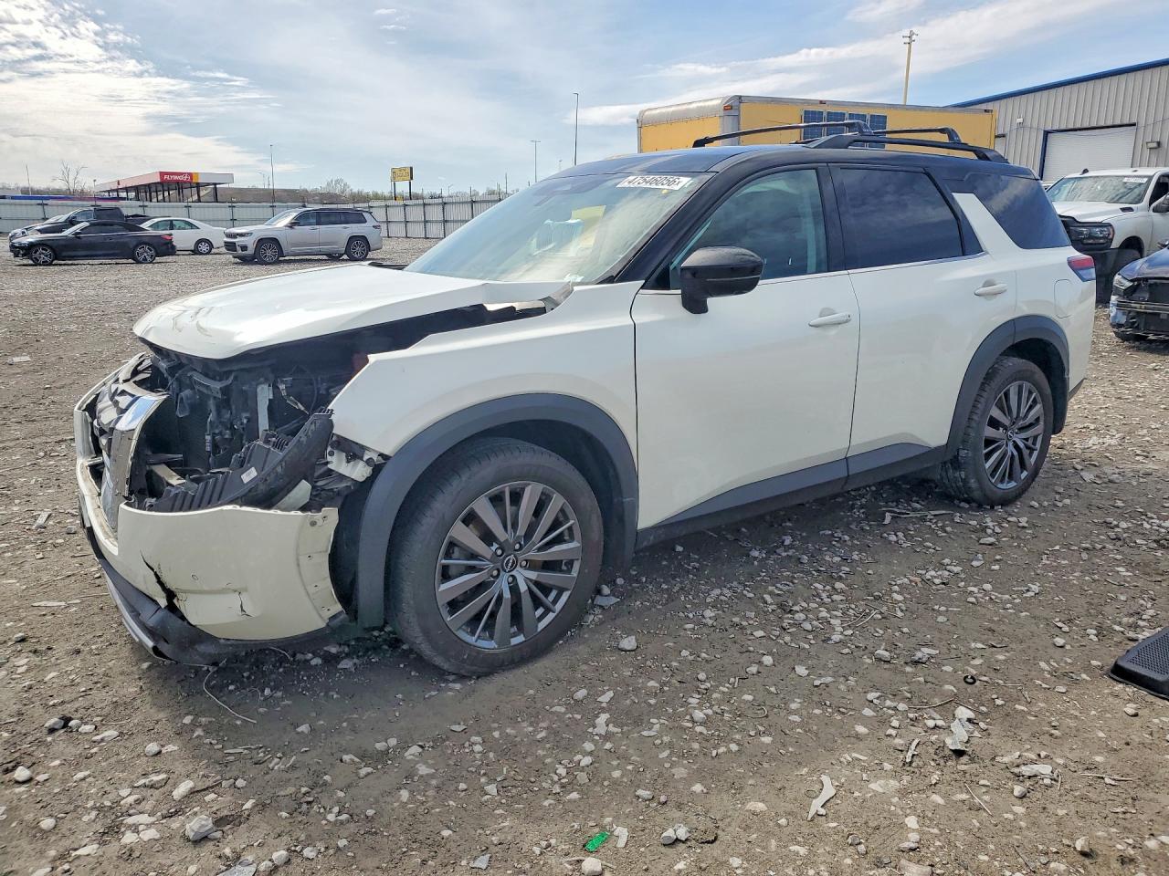 Salvage Nissan Pathfinder Image