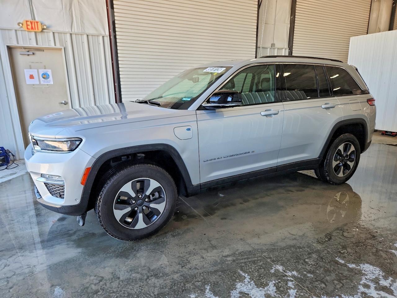 Salvage Jeep Grand Cherokee Image